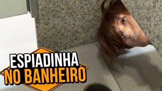 ESPIADINHA NO BANHEIRO PEEKING INTO BATHROOM STALLS  PRANK [upl. by Harman455]