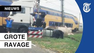 Botsing tussen vrachtwagen en trein gefilmd [upl. by Charita177]