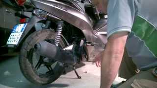 guida come smontare ruota posteriore scooter honda PCX  how to remove the rear wheel [upl. by Ehtyde]