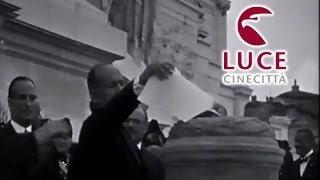 Mussolini brucia il debito pubblico al Vittoriano [upl. by Ahsaela]